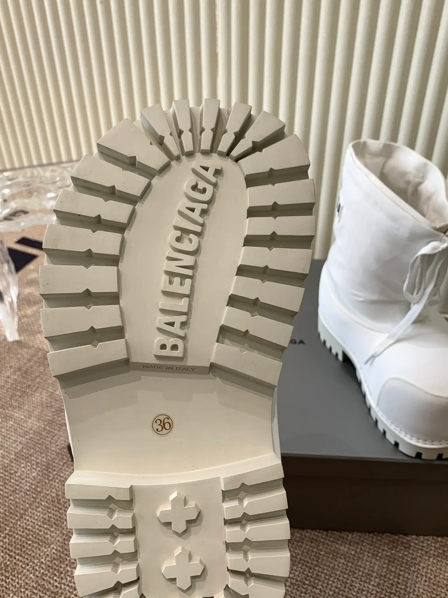👟👟Ex-factory price 860👟👟 Men +20Balenciaga snow boots‼ ️ 24sS new snow boots for autumn and winter. These big-toe Alaskan boots are so good-looking and super cool. They are full of personality and are so cool. They are a must-have item for fashionable autumn and winter! The upper is made of original customized nylon pure cotton waterproof cloth. The inner liner is removable. The original original letter logo is increased in the sole. Size: 35-45